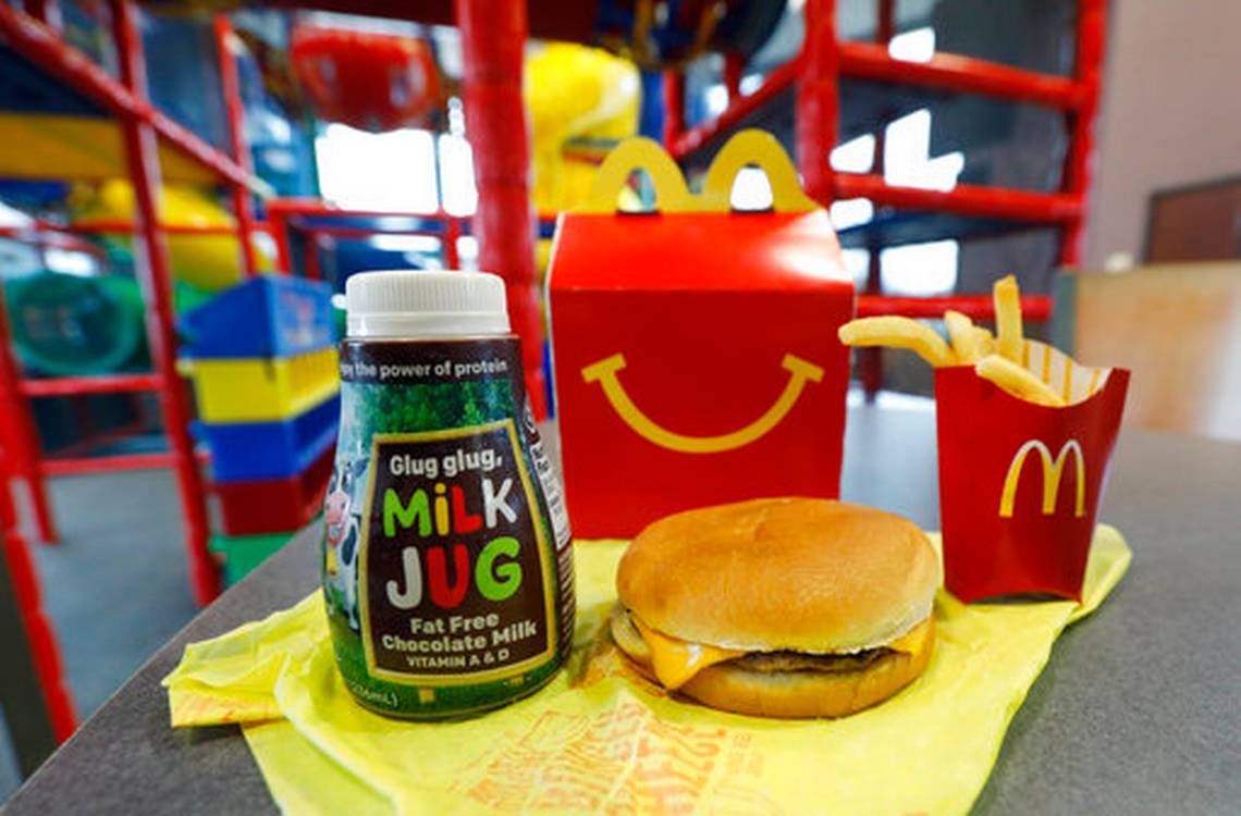 mcdonald-s-remover-cheeseburger-e-leite-de-chocolate-do-mclanche-feliz